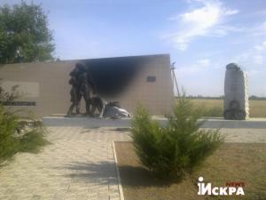 Запорожское Землячество Новороссии: подонки, этого мы вам никогда не простим - в Запорожье обложили шинами и подожгли памятник «Жертвам фашизма»