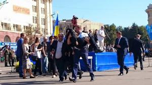 В Харькове пострадал первый полицейский: девушка упала в обморок