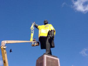 В Запорожье Ленина переодели в футболку сборной Украины по футболу