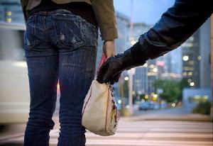 В центре Запорожья у женщины вырвали сумку