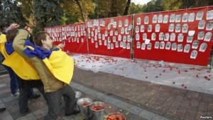 Опрос: Украинцы недовольны высоким уровнем коррупции и незавершенностью реформ
