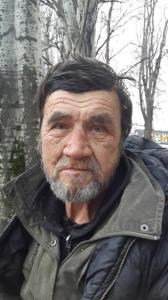 В Запорожье всем двором подкармливают деда