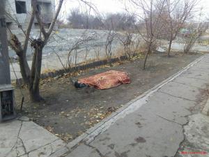 В Запорожье около 6 часов посреди улицы лежит труп мужчины