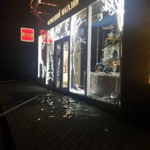 Прокуратура: в окна «Рошен» бросили гранату