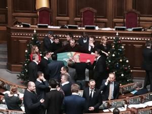 «Самопомич» блокирует трибуну Рады и требует перевыборы мэра в Кривом Роге