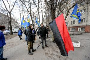 Запорожцы устроили автопробег в честь дня рождения Бандеры