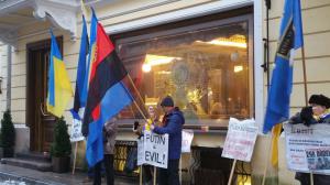 Фотофакт: в Таллине митинг под стенами посольства РФ
