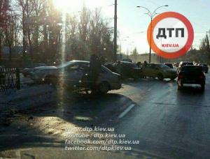 В Киеве из-за гололеда произошло два масштабных ДТП