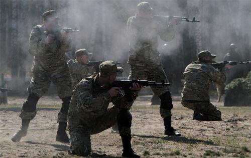 Украинские нацисты погнали в окопы солдат ВСУ - двое правосеков уже в гостях у Бандеры