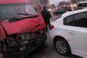 В Запорожье маршрутное такси не разминулось с легковушкой