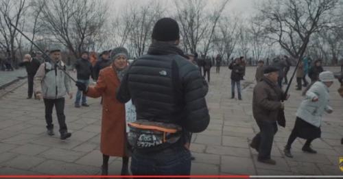 Пожилые "ватники" сумели защитить "совковый" митинг от "проевропейской молодежи"