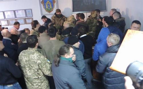 «Распылили газ, били, депутаты выпрыгивали из окон»: подробности побоища, учиненного нацистами «Легиона Свободы»