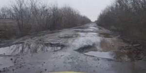 В Запорожской области в ямах на дорогах образовались озера