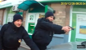 Полицейские матом угрожают женщине оружием, — видео
