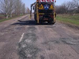 В Запорожской области ремонтируют дороги струйным методом