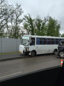 На Хортице в иномарку «впечатался» автобус