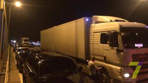 В Одесской области дальнобойщики перекрыли трассу