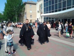 В Мелитополе сорвали «георгиевскую ленточку» со священника УПЦ Московского патриархата