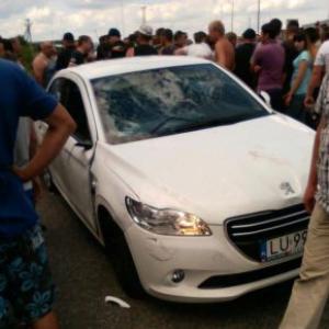 В толпу протестующих львовян въехал польский консул на авто