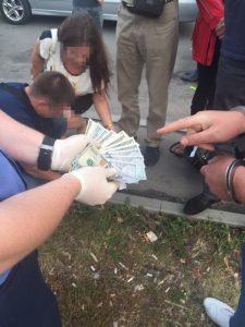 Двое сотрудников сельхозслужбы задержаны на взятке (Фото)