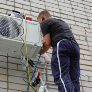 Запорожанка пострадала от неправильно демонтированного кондиционера