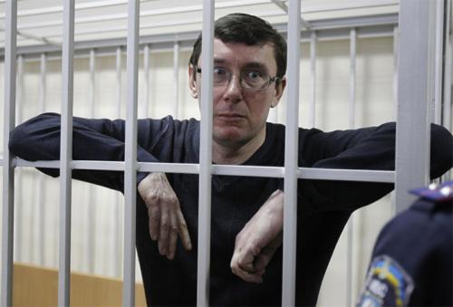 Пресс-секретарь генпрокурора путчистов просит СМИ забыть его фото за решёткой