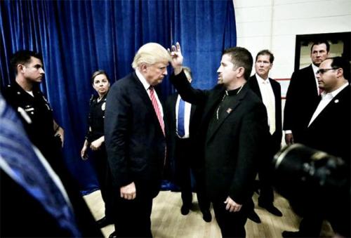 Трамп перед началом избирательной кампании получил благословение православного священника?
