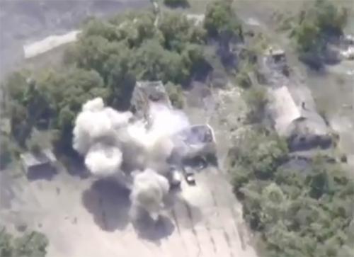 Каратель опубликовал видео разгрома бронетехники путчистов на подступах к ДНР