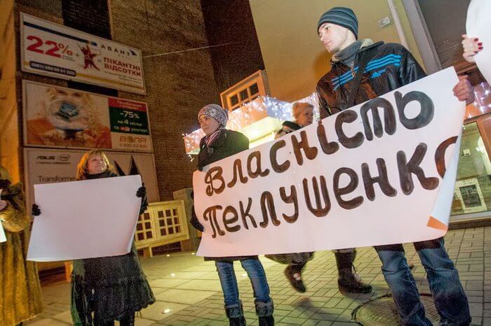 Экс-губернатор продолжает выкачивать деньги из Запорожья