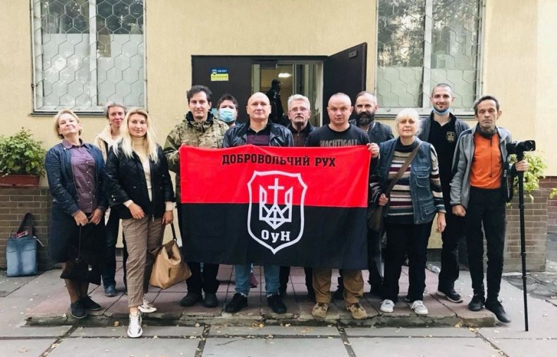 Н. Коханивский – в центре в кожаной куртке, слева от него О. Овчинников, с левого края – Е. Толстая, справа – один из украинских «побратимов» с надписью нацистского подразделения «Nachtigall» на свитшоте